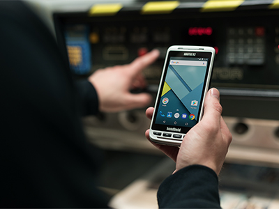 Foto Smartphone rugerizado “todo en uno” con pantalla multitoque de 4.7” y Android 6.0